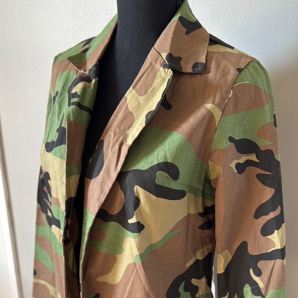 NWOT Camouflage Long Coat with Graphic Details - Picture 4 of 8